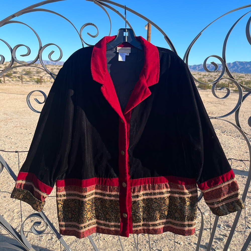 [SOLD] Velvet jacket with beautiful patterned trim ❤️